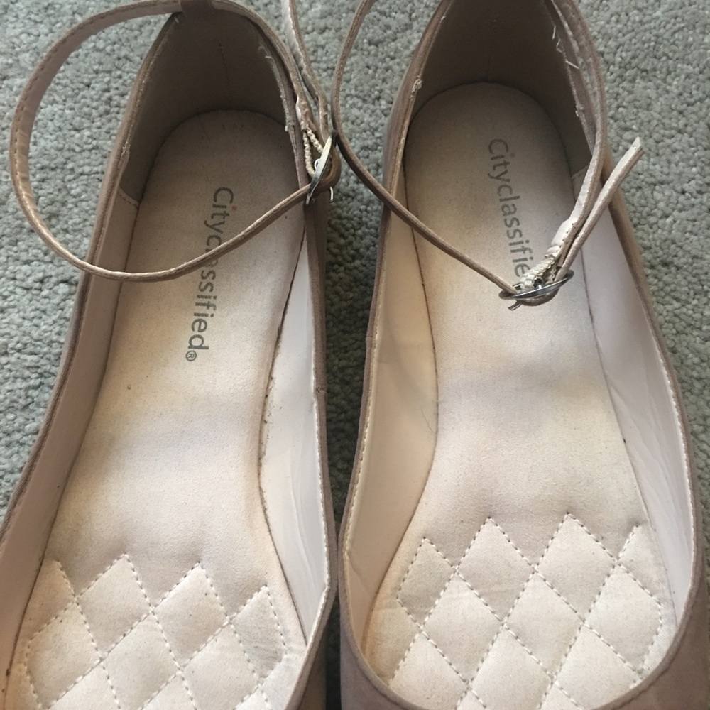 Tan flats - Picture 3 of 4